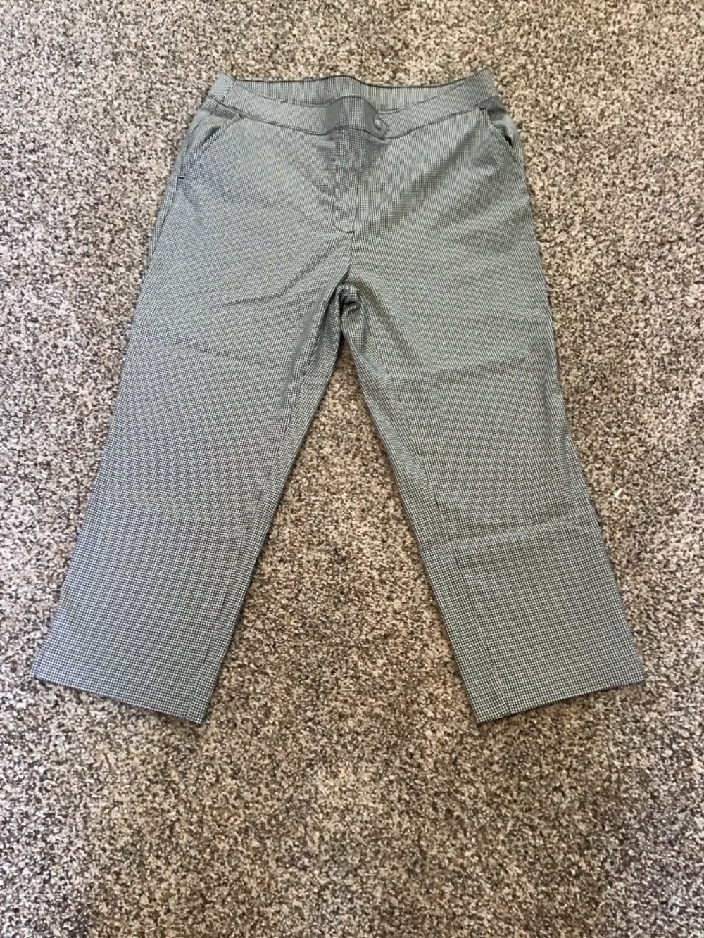Women’s Black and White Pull-On Capris Sz 12